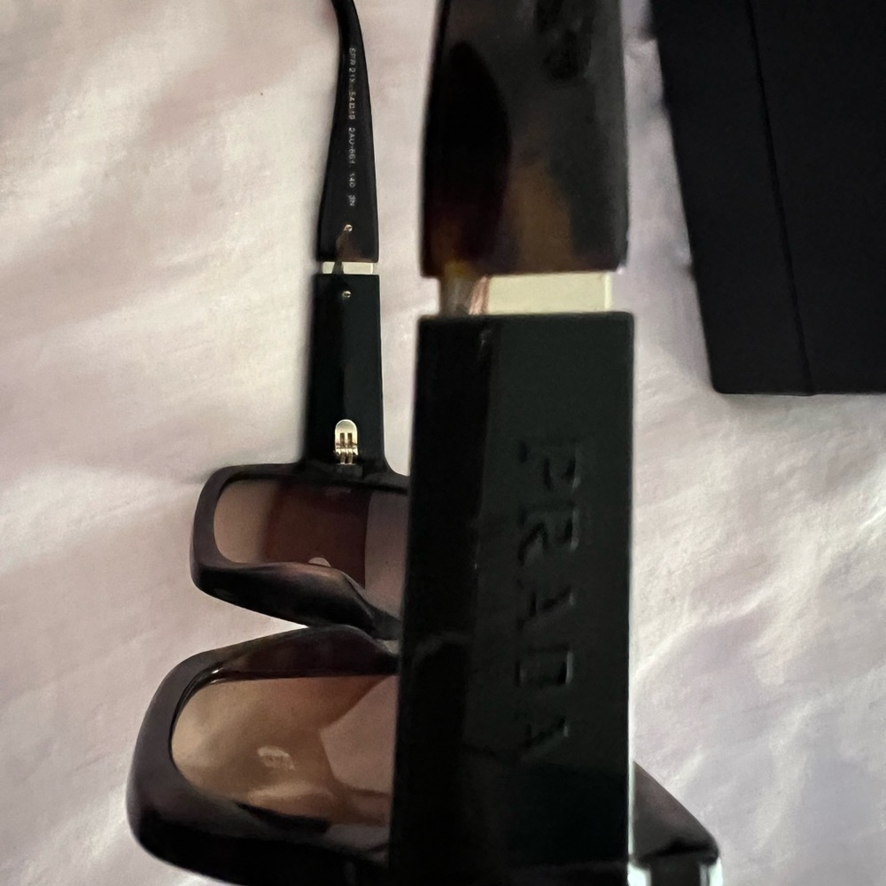 Prada sunglasses like new. Comes with case, box, eyeglass cloth and cary case. - Picture 7 of 9